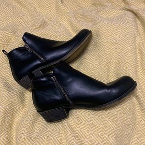 Jessica Cline size 7.5 black bootie